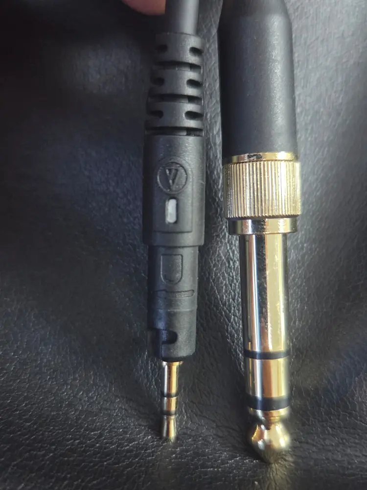 מחברי הכבלים של אוזניות ATH-M50x המזויפות
