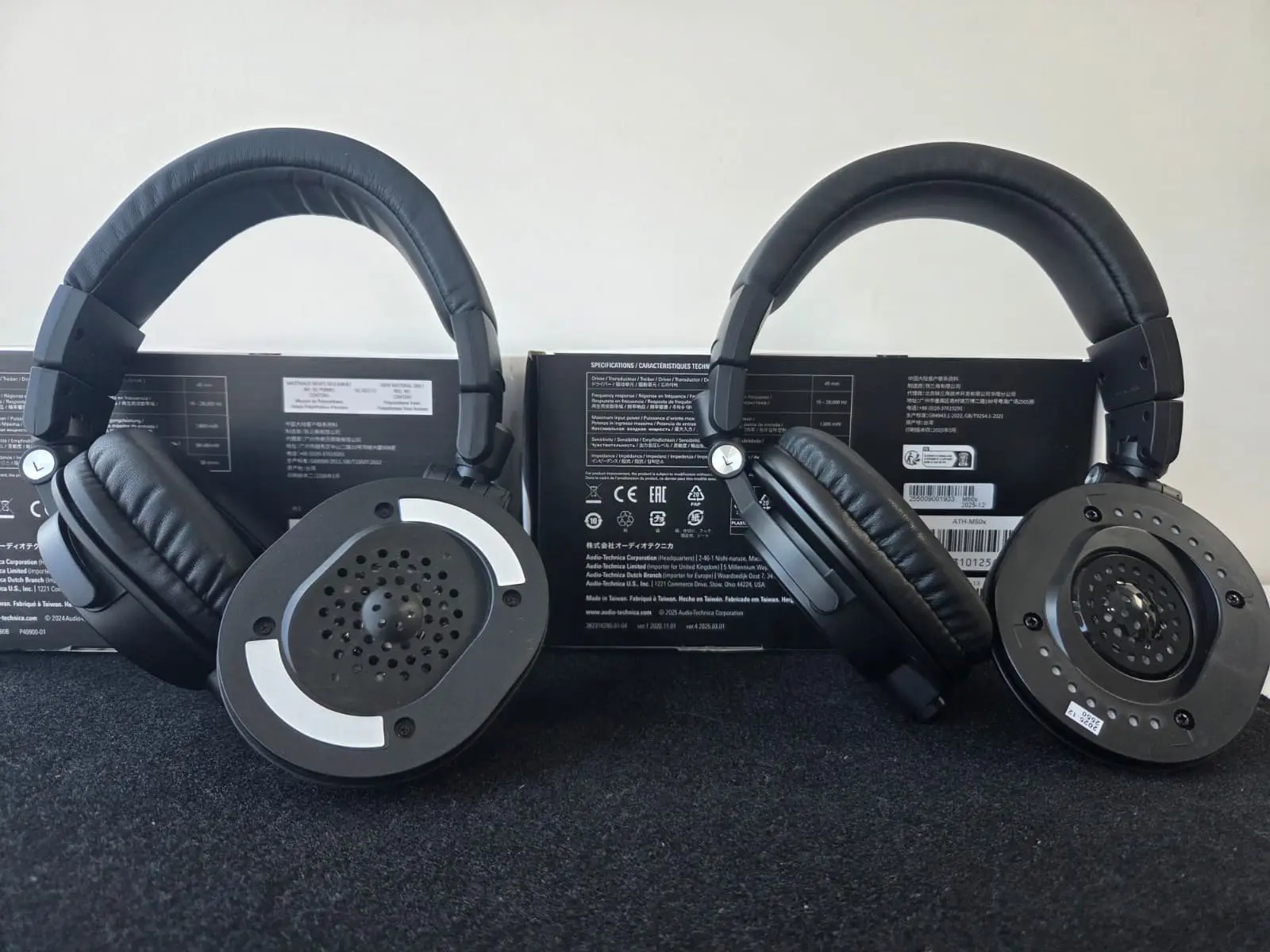 השוואה בין ATH-M50x מזויפות משמאל למקוריות מימין