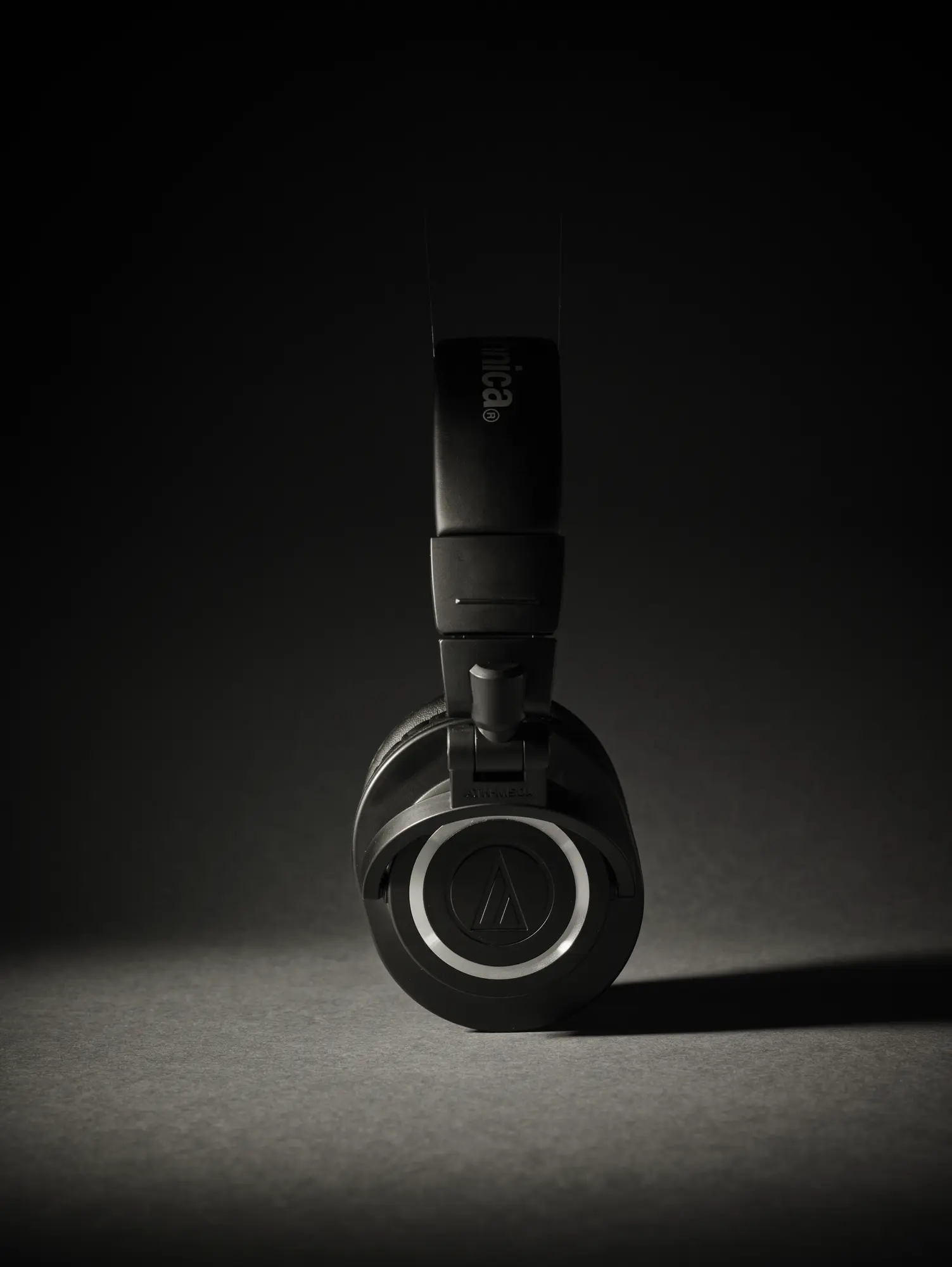 ATH-M50x שחורות בעמידה, מבט צד